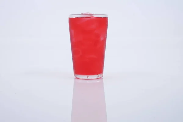 Bebida de rosa de hielo aislada en blanco . —  Fotos de Stock