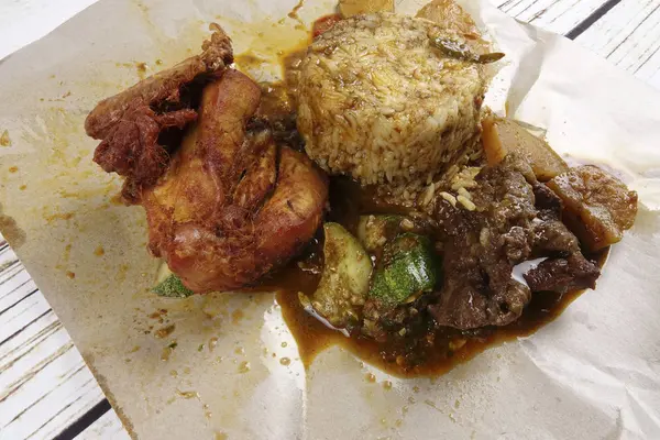 Hidangan populer Malaysia Nasi Kukus atau nasi uap dengan potongan ayam goreng dan daging sapi . — Stok Foto