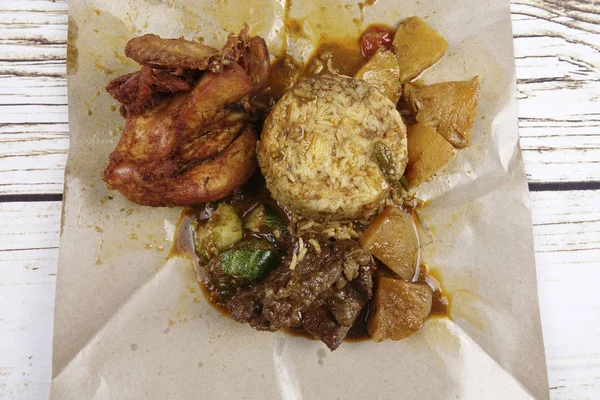 Popüler Malezya çanak Nasi Kukus veya buhar pirinç derin kızarmış tavuk parçaları ve sığır eti ile.