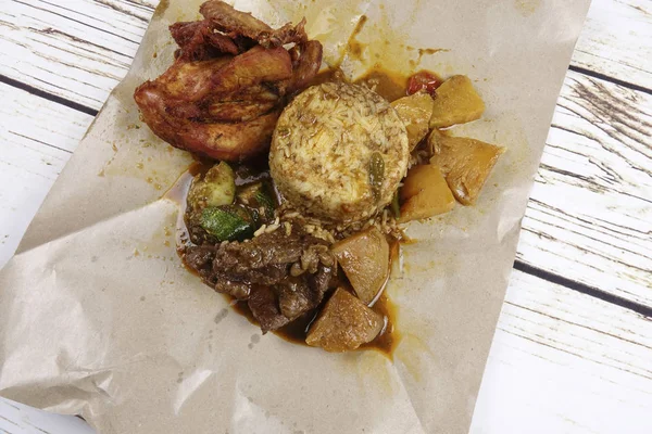 Hidangan populer Malaysia Nasi Kukus atau nasi uap dengan potongan ayam goreng dan daging sapi . — Stok Foto
