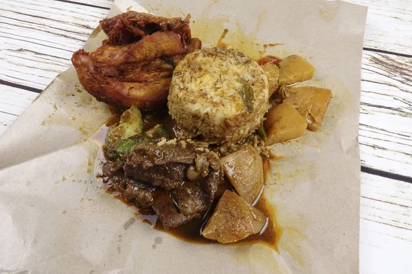 Hidangan populer Malaysia Nasi Kukus atau nasi uap dengan potongan ayam goreng dan daging sapi . — Stok Foto