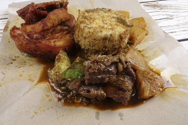 Popüler Malezya çanak Nasi Kukus veya buhar pirinç derin kızarmış tavuk parçaları ve sığır eti ile.