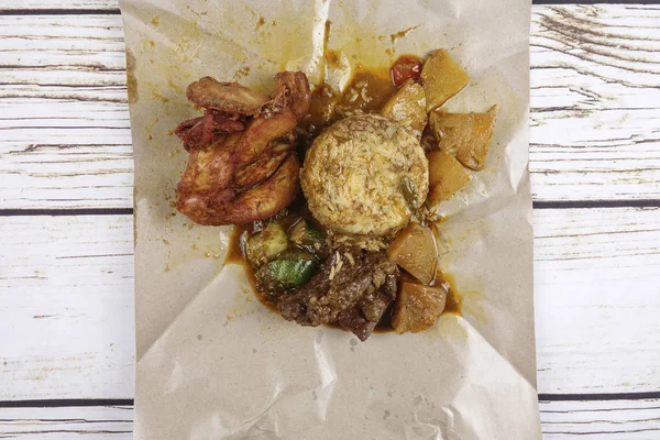 Popüler Malezya çanak Nasi Kukus veya buhar pirinç derin kızarmış tavuk parçaları ve sığır eti ile. — Stok fotoğraf