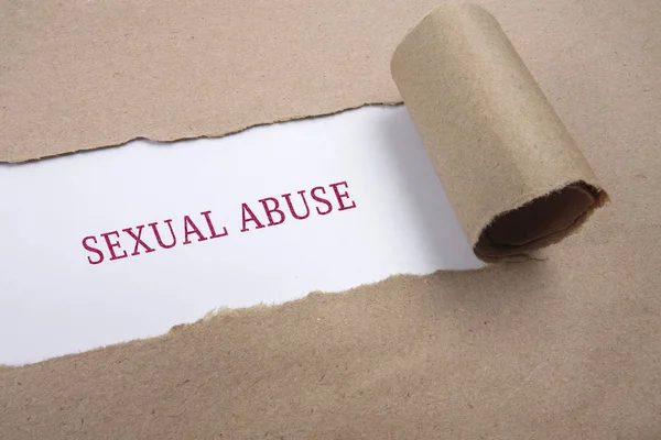 Yırtık kağıt tıbbi kavramsal kelime ile. Sağlık kavramı.