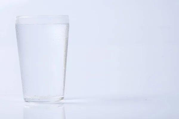 Крижана вода ізольована на білому . — стокове фото