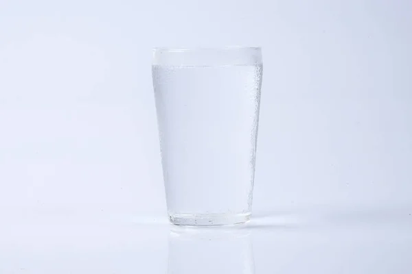 Крижана вода ізольована на білому . — стокове фото