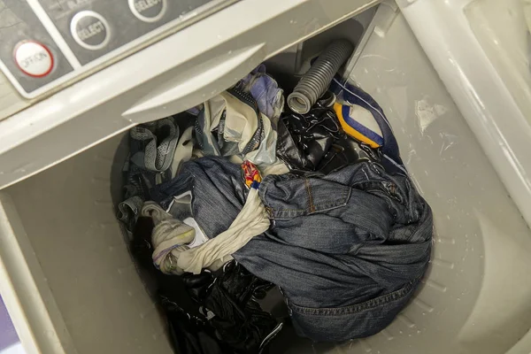 Βρεγμένα ρούχα στο πλυντήριο. — Φωτογραφία Αρχείου