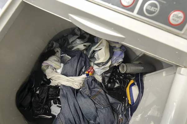 Çamaşır makinesine ıslak giysileri.