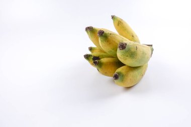 Beyaz arkaplanda izole edilmiş muz.