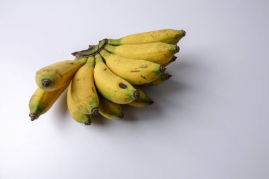 Beyaz arkaplanda izole edilmiş muz.