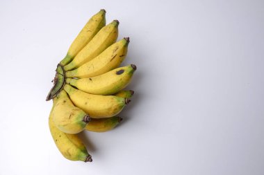 Beyaz arkaplanda izole edilmiş muz.