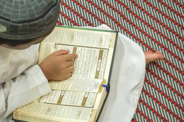 Al kuran oruç ayı boyunca (Ramazan) okuma çocuk. DOF ve kopya alanı.
