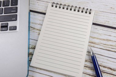 Kalem, defter, sikke ve kahve. İş genel kavram. Kopya alanı