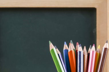 Kalem rengi ve yazı tahtası ile okul kavramı geri.