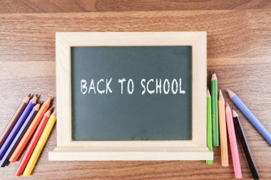 Kalem rengi ve yazı tahtası ile okul kavramı geri.