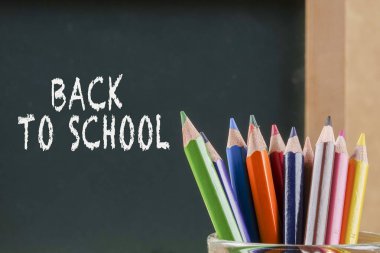 Kalem rengi ve yazı tahtası ile okul kavramı geri.