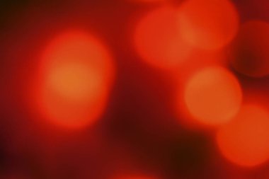 Defocused siyah arka plan üzerinde renkli hafif bulanık bokeh. Arka plan