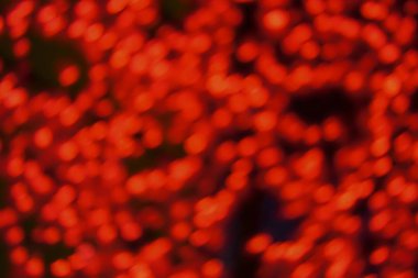 Defocused siyah arka plan üzerinde renkli hafif bulanık bokeh. Arka plan