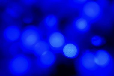 Defocused siyah arka plan üzerinde renkli hafif bulanık bokeh. Arka planı ve desen 