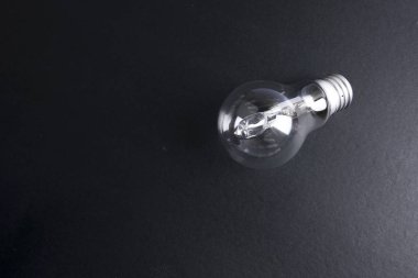 Fikir kavramı kelime fikir. Işık ampul gri arka plan üzerinde. Düşük ışık