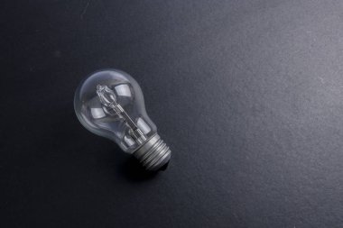 Fikir kavramı kelime fikir. Işık ampul gri arka plan üzerinde. Düşük ışık