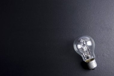 Fikir kavramı kelime fikir. Işık ampul gri arka plan üzerinde. Düşük ışık