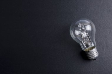 Fikir kavramı kelime fikir. Işık ampul gri arka plan üzerinde. Düşük ışık
