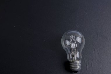 Fikir kavramı kelime fikir. Işık ampul gri arka plan üzerinde. Düşük ışık