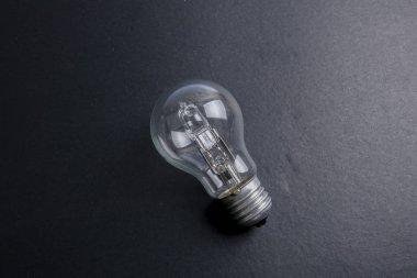 Fikir kavramı kelime fikir. Işık ampul gri arka plan üzerinde. Düşük ışık
