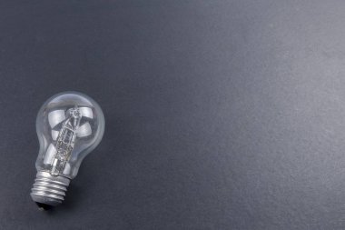 Fikir kavramı kelime fikir. Işık ampul gri arka plan üzerinde. Düşük ışık