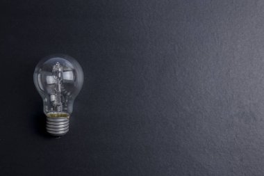 Fikir kavramı kelime fikir. Işık ampul gri arka plan üzerinde. Düşük ışık