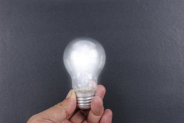 Yenilikçi ve stratejik kavramsal kelimelere sahip ampul ve siyah klavye. 