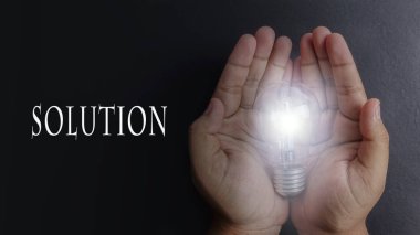 Fikir kavramı kelime fikir. Işık ampul gri arka plan üzerinde. Düşük ışık