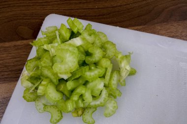 Ahşap zemin üzerinde taze kereviz