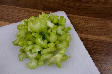 Ahşap zemin üzerinde taze kereviz