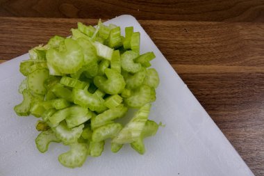 Ahşap zemin üzerinde taze kereviz