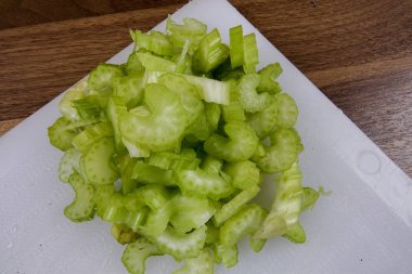 Ahşap zemin üzerinde taze kereviz