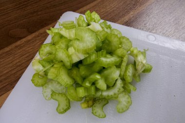 Ahşap zemin üzerinde taze kereviz