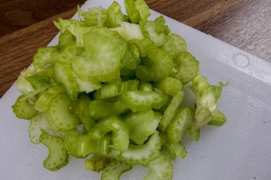 Ahşap zemin üzerinde taze kereviz