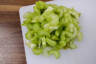 Ahşap zemin üzerinde taze kereviz