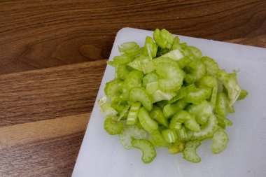 Ahşap zemin üzerinde taze kereviz