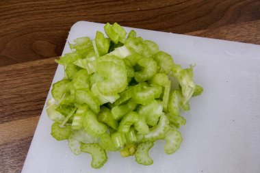 Ahşap zemin üzerinde taze kereviz