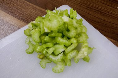 Ahşap zemin üzerinde taze kereviz