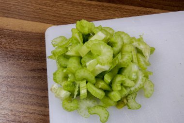 Ahşap zemin üzerinde taze kereviz