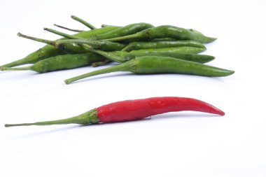 Kırmızı biber üzerine kırmızı biber beyaz arka plan kavramı: farklı, kazanmak, daha iyi