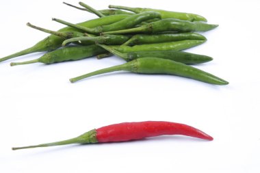 Kırmızı biber üzerine kırmızı biber beyaz arka plan kavramı: farklı, kazanmak, daha iyi