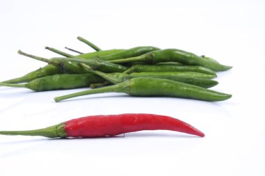 Kırmızı biber üzerine kırmızı biber beyaz arka plan kavramı: farklı, kazanmak, daha iyi