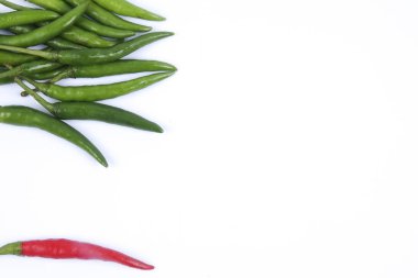 Kırmızı biber üzerine kırmızı biber beyaz arka plan kavramı: farklı, kazanmak, daha iyi