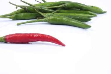 Kırmızı biber üzerine kırmızı biber beyaz arka plan kavramı: farklı, kazanmak, daha iyi