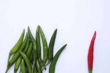 Kırmızı biber üzerine kırmızı biber beyaz arka plan kavramı: farklı, kazanmak, daha iyi